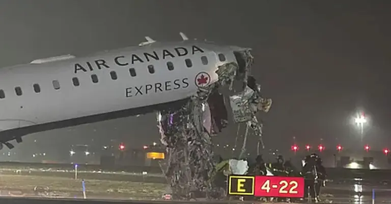 লাগুয়ার্ডিয়ায় দুর্ঘটনায় ক্ষতিগ্রস্ত এয়ার কানাডার বিমান